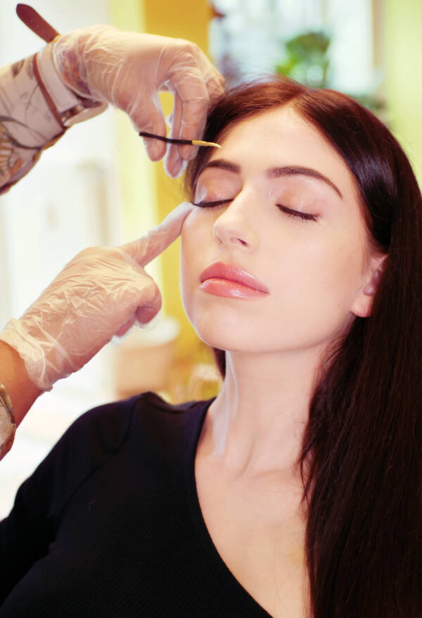 Augenbrauen modelliert